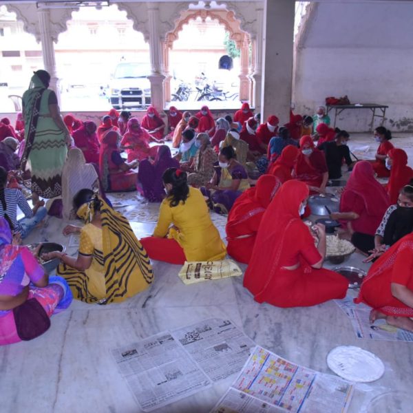 ગઢપુર મંદિર મા શ્રી ઠાકોરજીના અન્નકુટ ની સેવા કરતા સાંખ્ય યોગી બહેનો તથા હરિભક્તો.